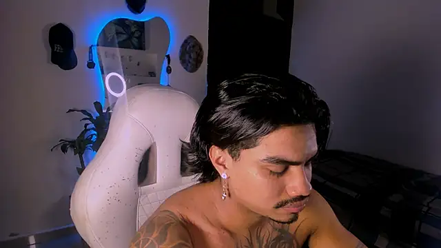 Snapshot of Young_laroi chatting on January 11, 2025, 3:55 am Young laroi online show from January 11, 2025, 3:55 am