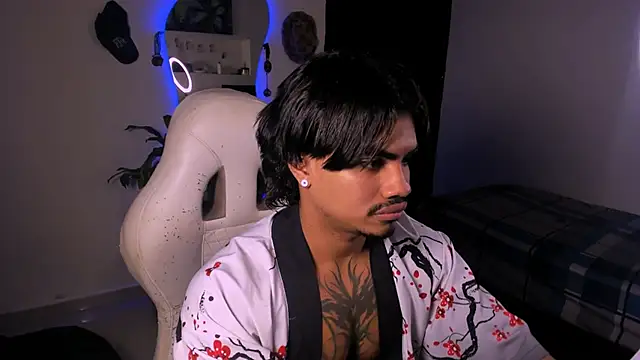 Snapshot of Young_laroi chatting on December 31, 2024, 10:12 pm Young laroi online show from December 31, 2024, 10:12 pm