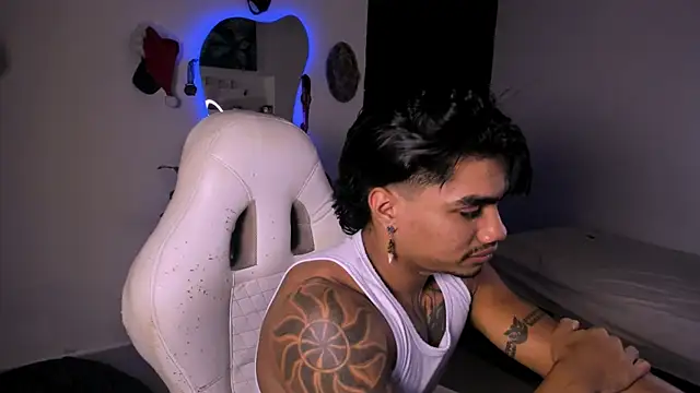 Snapshot of Young_laroi chatting on December 15, 2024, 12:29 am Young laroi online show from December 15, 2024, 12:29 am