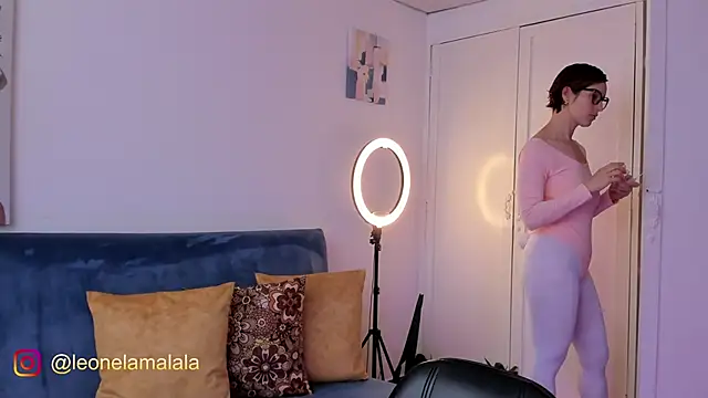 cuddlingbunny online show from October 24, 2025, 4:39 pm