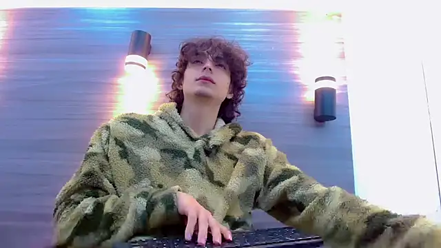 Sr BonnyEthan online show from April 13, 2026, 12:53 pm