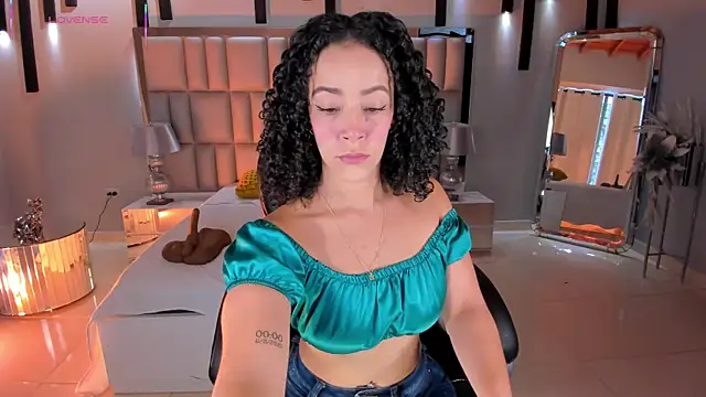 Snapshot of AlessaRomero chatting on May 19, 2026, 8:16 pm AlessaRomero online show from May 19, 2026, 8:16 pm