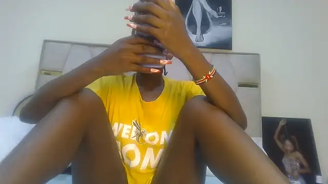 Snapshot of Fine_assie chatting on March 17, 2025, 1:14 am Fine assie online show from March 17, 2025, 1:14 am