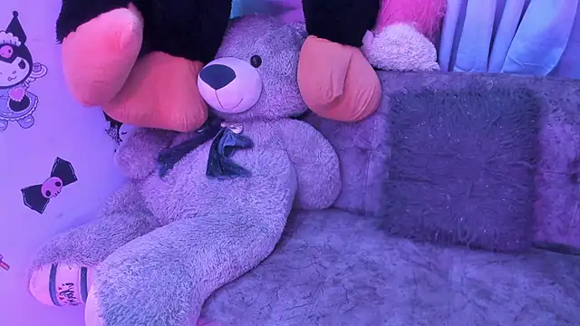 Snapshot of isaaclatino chatting on November 14, 2025, 12:03 am isaaclatino online show from November 14, 2025, 12:03 am