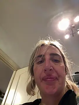 Snapshot of casalinga88 chatting on March 17, 2025, 8:40 pm casalinga88 online show from March 17, 2025, 8:40 pm
