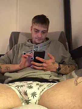 Snapshot of Simboxxx040 chatting on January 9, 2025, 3:26 am Simboxxx040 online show from January 9, 2025, 3:26 am