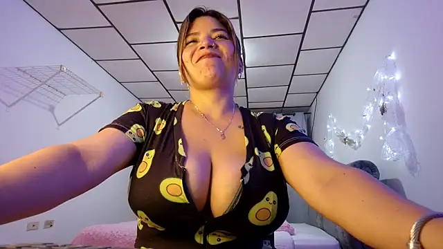 Snapshot of tara_rios chatting on December 16, 2025, 11:20 pm tara rios online show from December 16, 2025, 11:20 pm