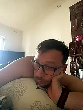 Snapshot of ionut9879 chatting on September 12, 2025, 12:16 pm ionut9879 online show from September 12, 2025, 12:16 pm