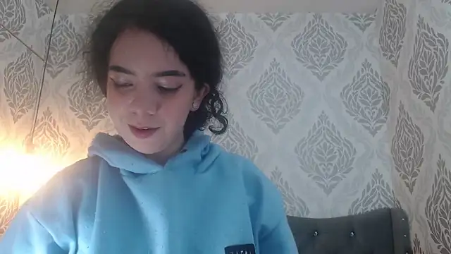 Snapshot of EmmaCowperr chatting on March 17, 2025, 11:53 am EmmaCowperr online show from March 17, 2025, 11:53 am