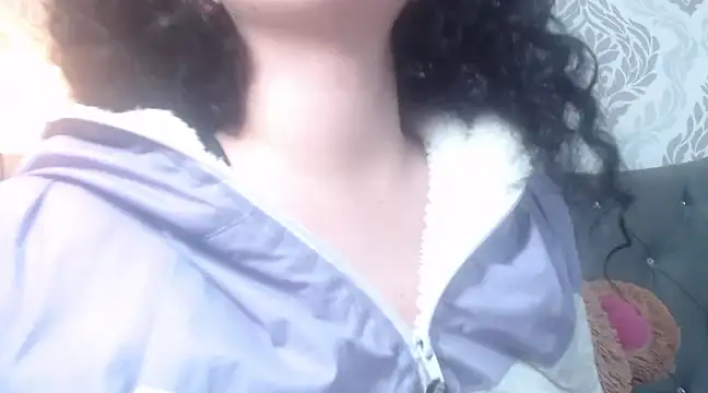 Snapshot of EmmaCowperr chatting on March 19, 2025, 3:29 pm EmmaCowperr online show from March 19, 2025, 3:29 pm