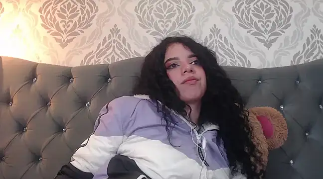 Snapshot of EmmaCowperr chatting on March 6, 2025, 4:07 pm EmmaCowperr online show from March 6, 2025, 4:07 pm