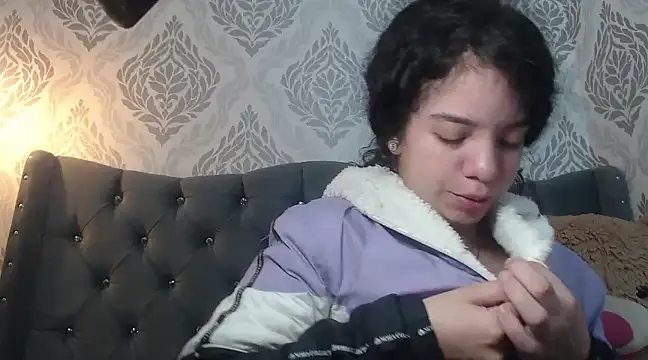 Snapshot of EmmaCowperr chatting on March 7, 2025, 2:34 pm EmmaCowperr online show from March 7, 2025, 2:34 pm