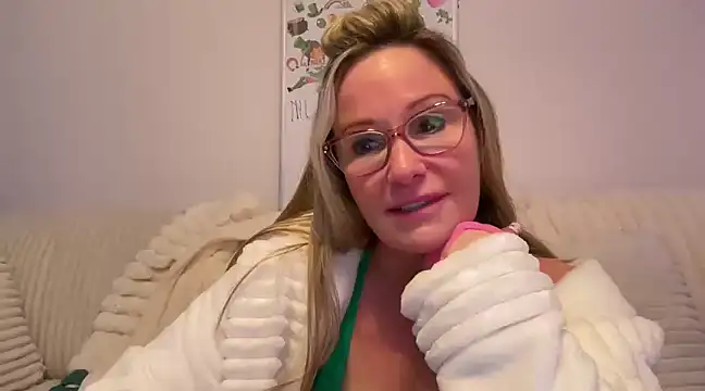 Milf Goddess online show from March 9, 2025, 9:46 am