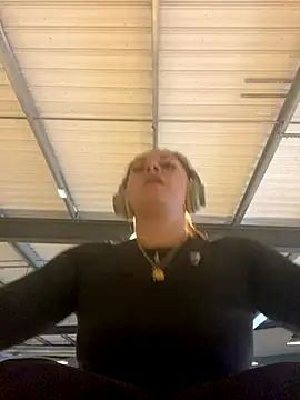 Luccreccia  online show from October 19, 2025, 8:06 am