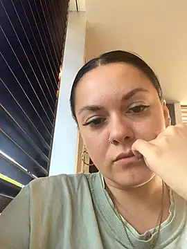 Luccreccia  online show from October 4, 2025, 9:22 am