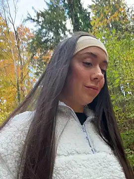 emiliasommer online show from October 28, 2025, 1:21 pm