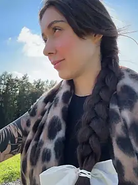 emiliasommer online show from October 16, 2025, 1:52 pm