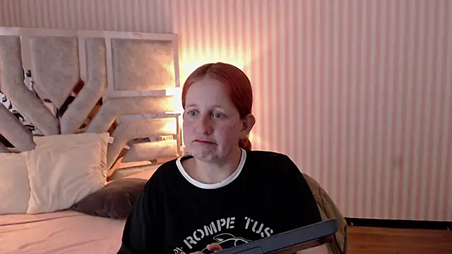 Snapshot of ViioletaMora chatting on March 17, 2025, 11:24 pm ViioletaMora online show from March 17, 2025, 11:24 pm