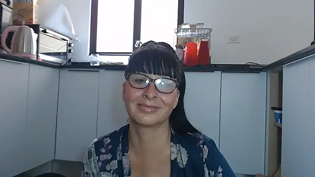 Snapshot of HellenLatin chatting on June 18, 2026, 4:01 pm HellenLatin online show from June 18, 2026, 4:01 pm