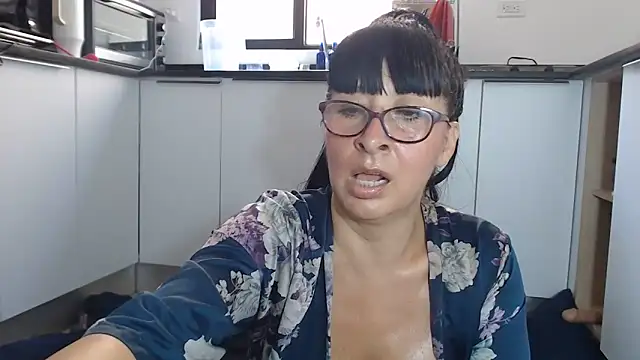 Snapshot of HellenLatin chatting on June 7, 2026, 4:01 pm HellenLatin online show from June 7, 2026, 4:01 pm