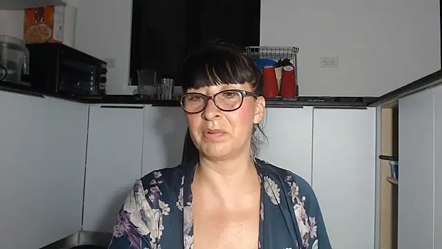 Snapshot of HellenLatin chatting on June 11, 2026, 2:53 am HellenLatin online show from June 11, 2026, 2:53 am