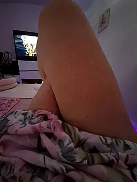 aubade246 online show from October 18, 2025, 2:19 pm