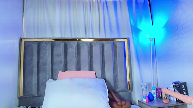 Zoe Curvy online show from October 3, 2025, 1:01 pm