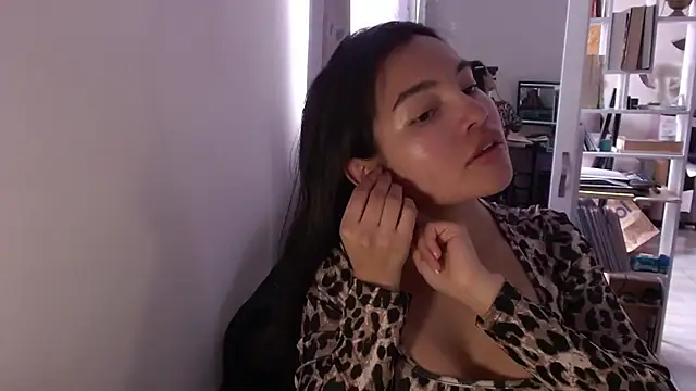 lauvelez   online show from November 10, 2025, 2:11 pm