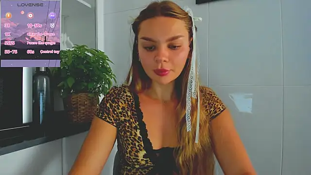 Snapshot of Molly_sweetie chatting on July 1, 2026, 6:36 am Molly sweetie online show from July 1, 2026, 6:36 am