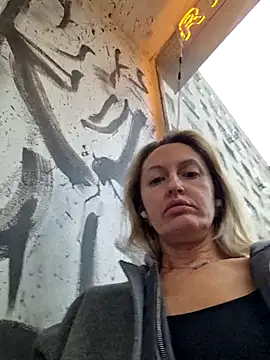 Miss    Mia  online show from October 15, 2025, 12:13 pm