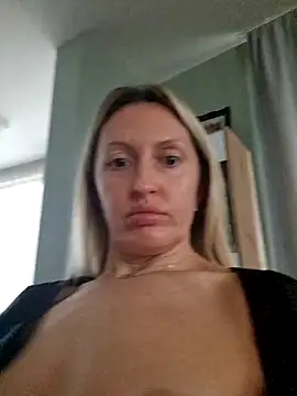 Miss    Mia  online show from November 29, 2025, 8:25 am