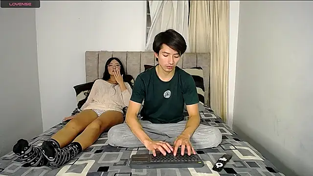 Snapshot of Pinkandyellowpokemon chatting on December 12, 2024, 4:04 am Pinkandyellowpokemon online show from December 12, 2024, 4:04 am