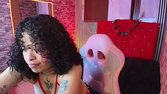 miahernadez303av online show from November 4, 2025, 3:21 am