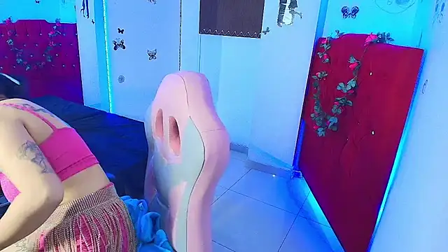 miahernadez303av online show from September 12, 2025, 2:23 am