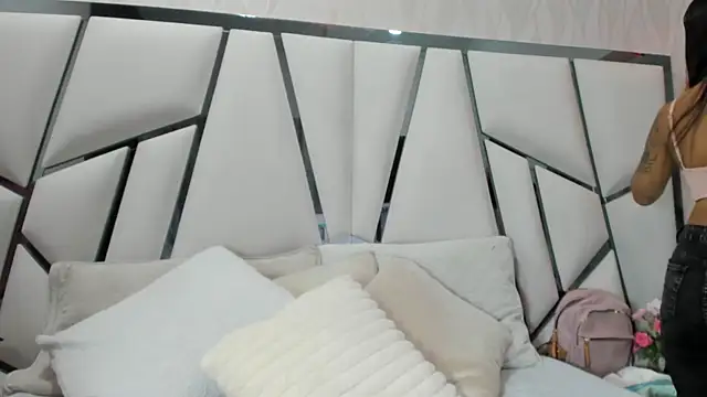  aurora18  online show from October 15, 2025, 3:27 am