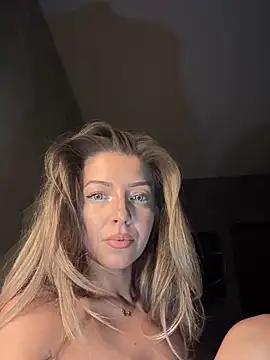 Snapshot of SonyaD_ chatting on March 4, 2025, 5:42 am SonyaD online show from March 4, 2025, 5:42 am