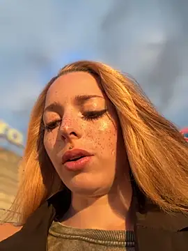 LoraaDoll online show from September 18, 2025, 3:37 pm