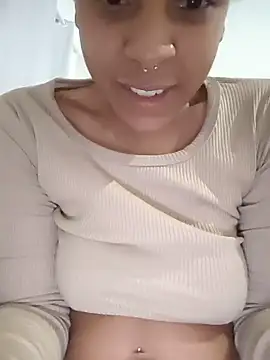 Julia Pretinha online show from December 16, 2025, 1:37 pm