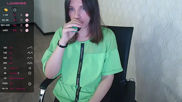 Snapshot of LisaHeart chatting on June 22, 2026, 11:57 pm LisaHeart online show from June 22, 2026, 11:57 pm