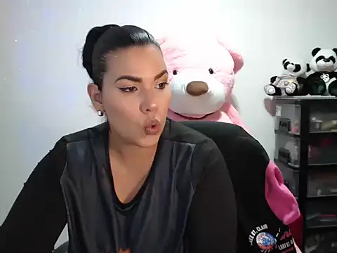 Snapshot of CarolinaRincon chatting on November 22, 2025, 11:47 pm CarolinaRincon online show from November 22, 2025, 11:47 pm