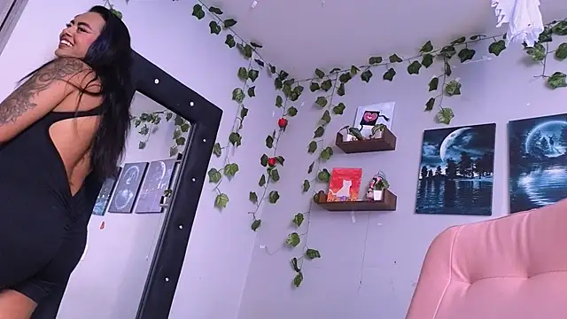 macey elliot  online show from November 21, 2025, 5:23 pm