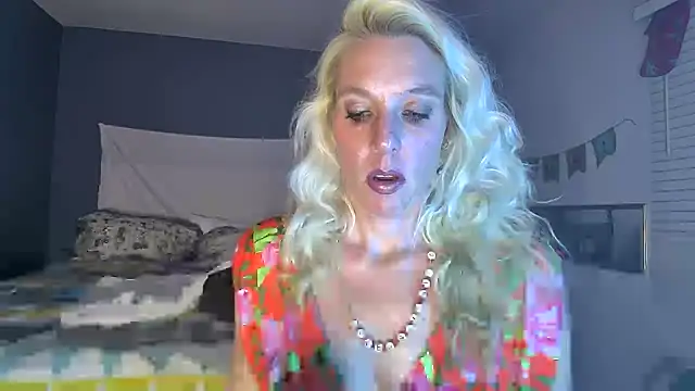 Snapshot of Glamazonx chatting on January 22, 2025, 1:10 am Glamazonx online show from January 22, 2025, 1:10 am
