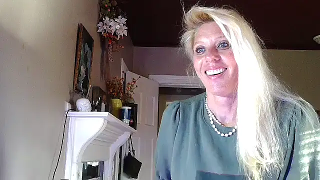 Snapshot of Glamazonx chatting on September 23, 2025, 2:02 pm Glamazonx online show from September 23, 2025, 2:02 pm