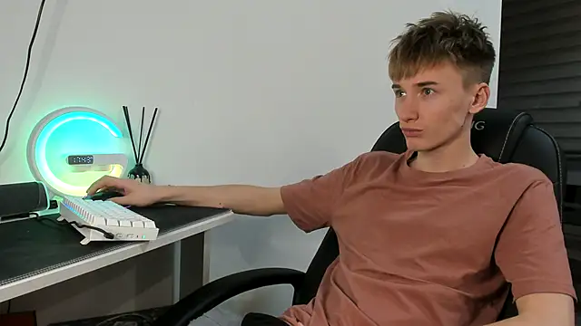 vibemygirl online show from December 4, 2024, 2:42 pm