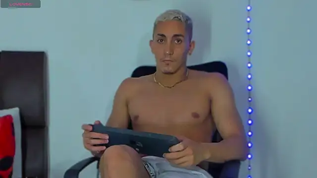 MikeRoss7777 online show from March 17, 2025, 1:57 am