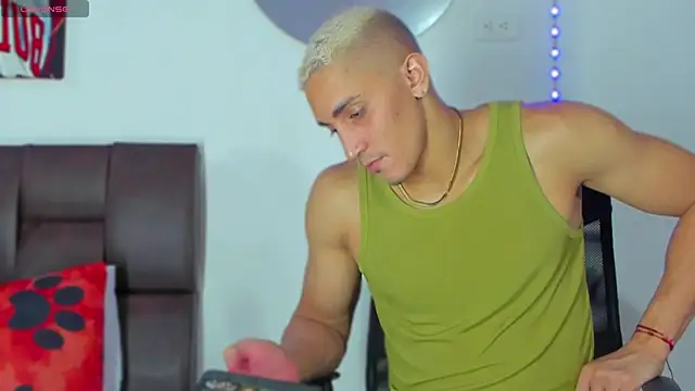 MikeRoss7777 online show from March 5, 2025, 12:05 am