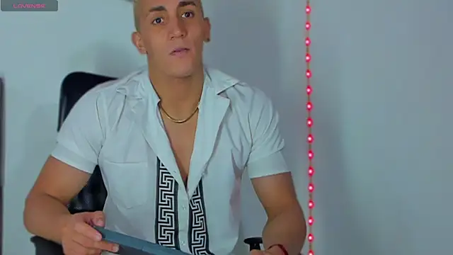 MikeRoss7777 online show from February 25, 2025, 4:24 am