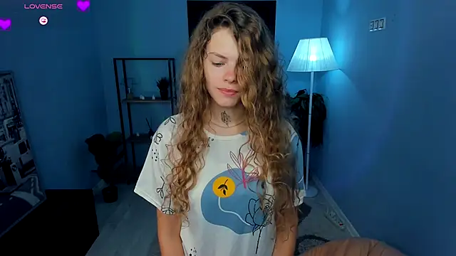 RayaNenlia online show from September 29, 2025, 5:03 am