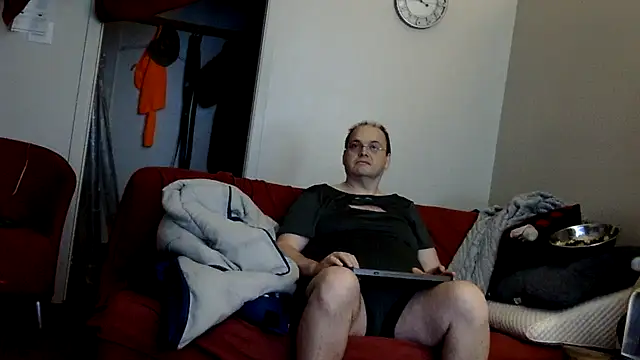 caressonnous online show from November 18, 2025, 4:49 am