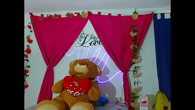 natashakissess online show from February 18, 2026, 5:09 pm